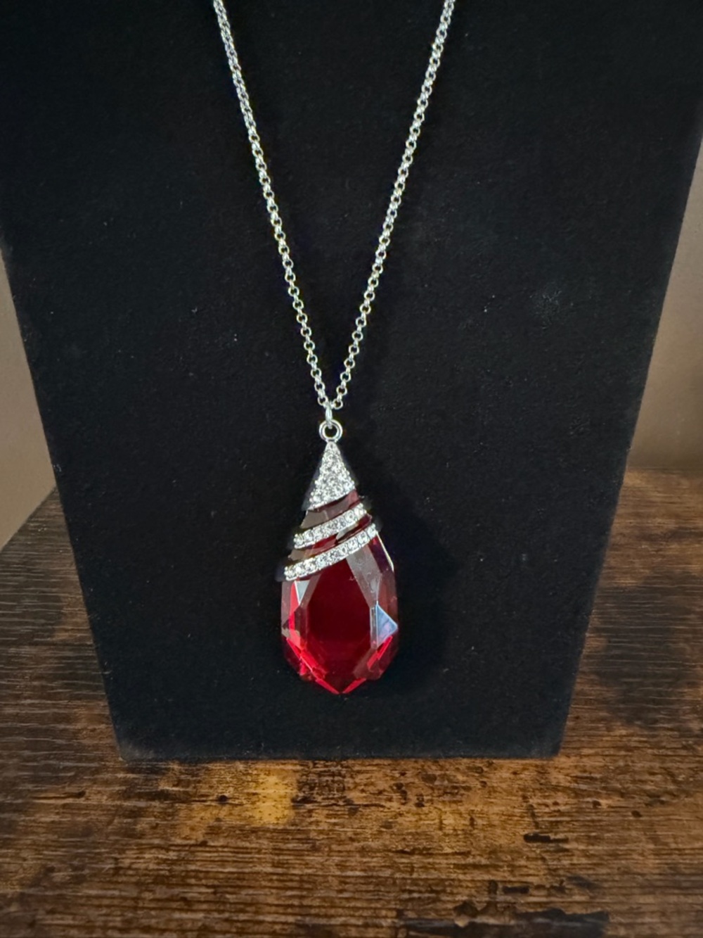 💰Elegant Silver Necklace with Red Crystal Teardrop Pendant - Picture 2 of 3